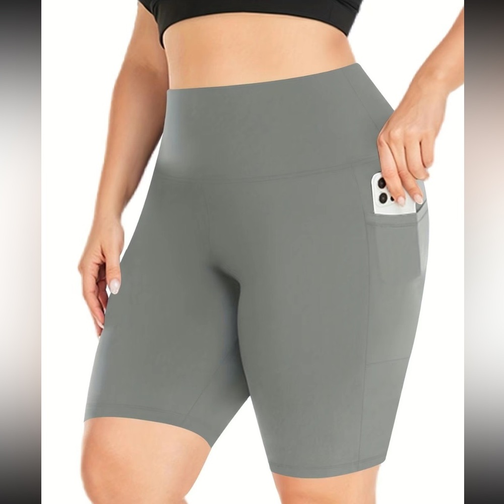 High-waist short leggings with pockets. Plus size